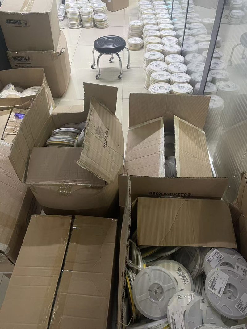 华芯购深圳仓储实拍：IC芯片卷盘料盘