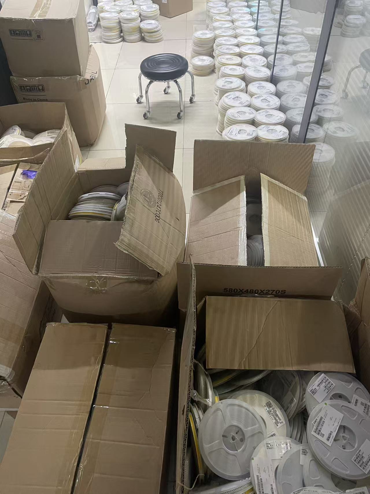 仓库场景中的电子元器件料盘参考